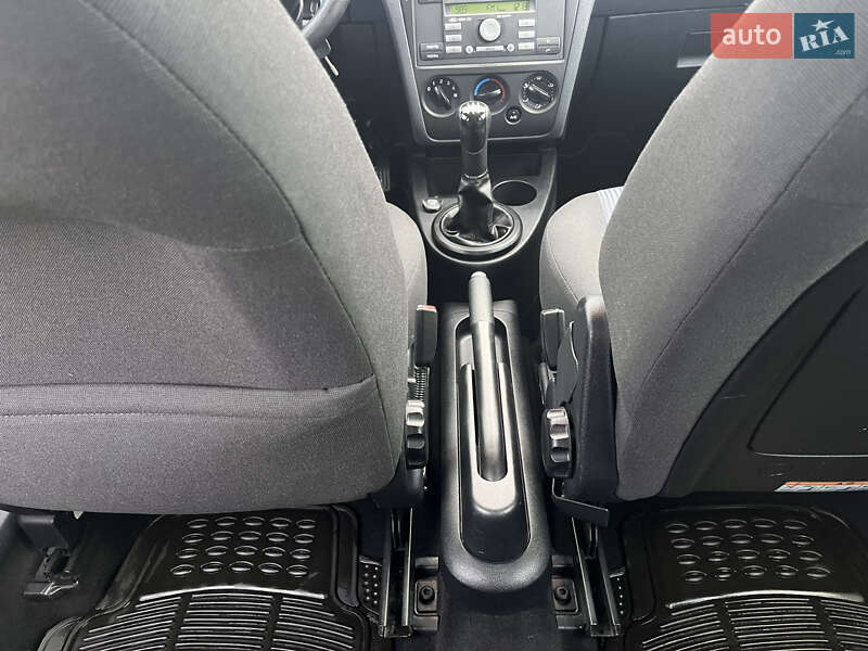 Хэтчбек Ford Fusion 2006 в Звягеле