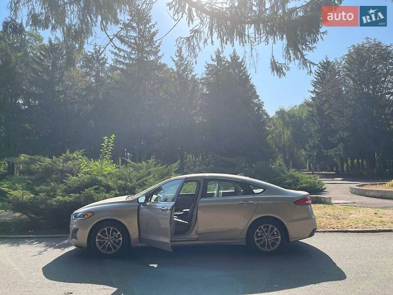 Седан Ford Fusion 2019 в Апостоловому