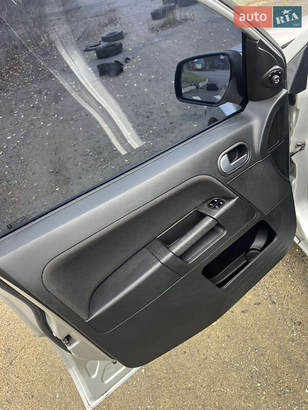 Хэтчбек Ford Fusion 2010 в Каменском