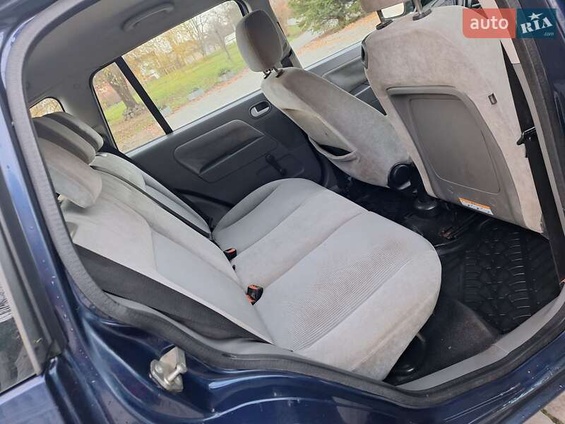 Хэтчбек Ford Fusion 2003 в Черновцах