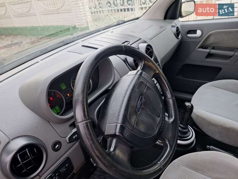 Хэтчбек Ford Fusion 2003 в Черновцах