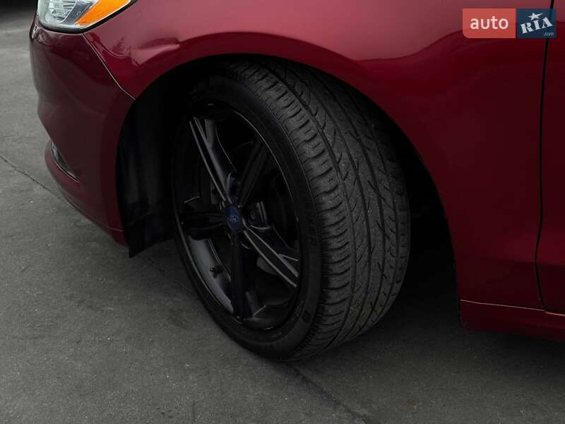 Седан Ford Fusion 2015 в Ровно