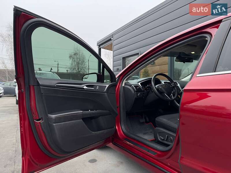 Седан Ford Fusion 2015 в Ровно