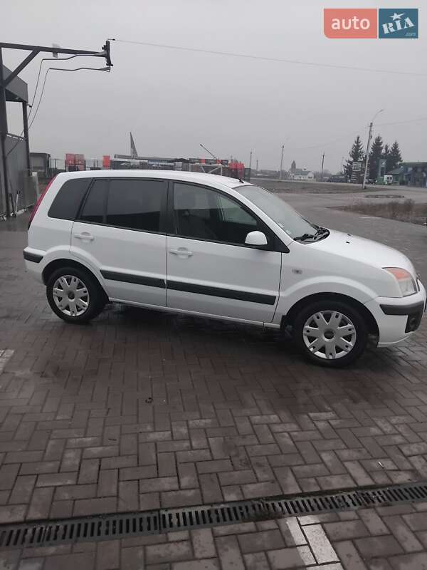 Хэтчбек Ford Fusion 2009 в Тячеве