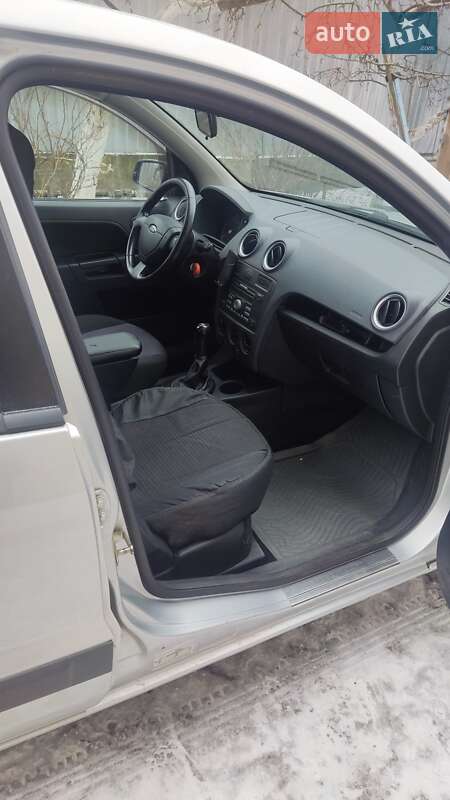 Хетчбек Ford Fusion 2008 в Летичіві