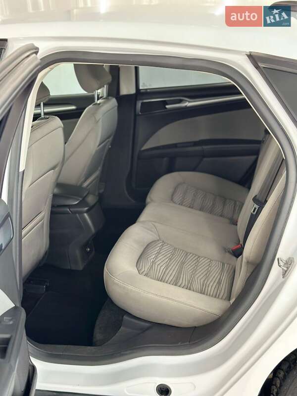 Седан Ford Fusion 2015 в Ромнах