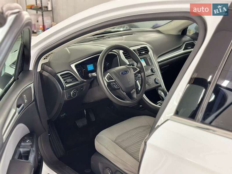 Седан Ford Fusion 2015 в Ромнах