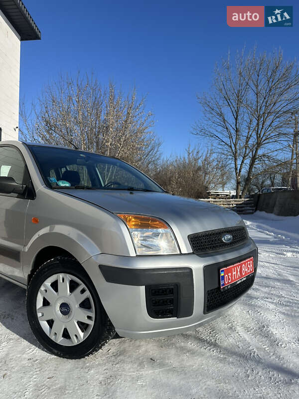 Хэтчбек Ford Fusion 2006 в Хороле