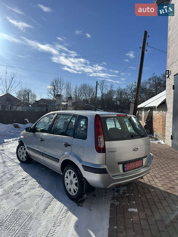 Хэтчбек Ford Fusion 2006 в Хороле