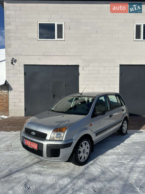 Хэтчбек Ford Fusion 2006 в Хороле