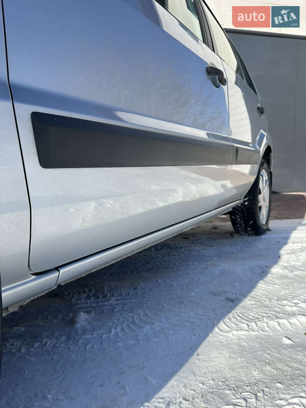 Хэтчбек Ford Fusion 2006 в Хороле