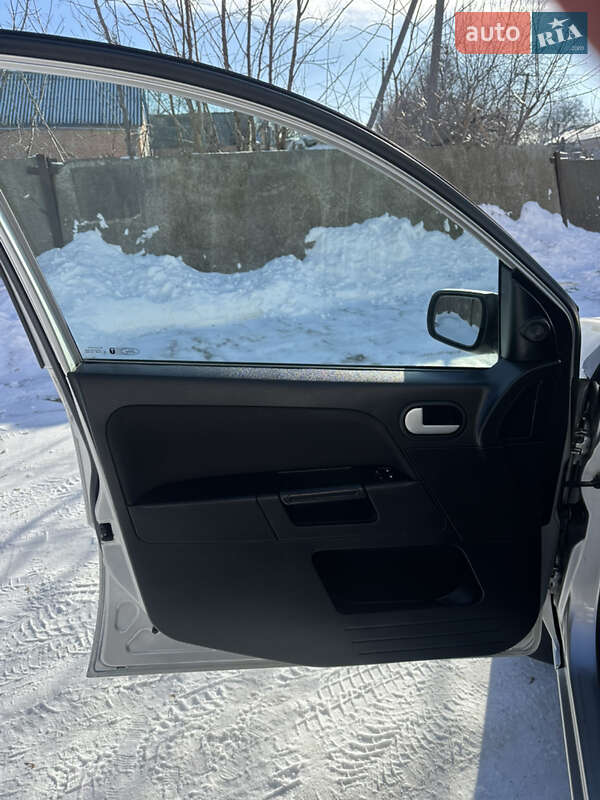 Хэтчбек Ford Fusion 2006 в Хороле