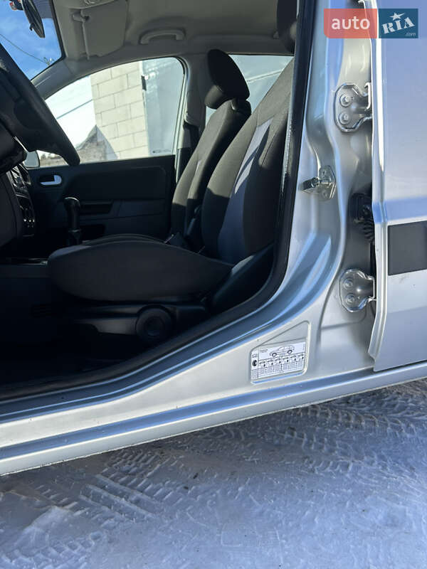 Хэтчбек Ford Fusion 2006 в Хороле