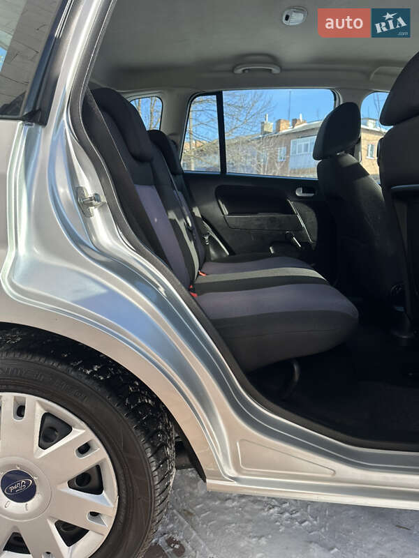 Хэтчбек Ford Fusion 2006 в Хороле