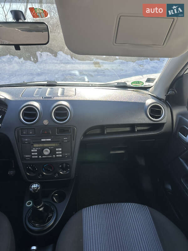 Хэтчбек Ford Fusion 2006 в Хороле