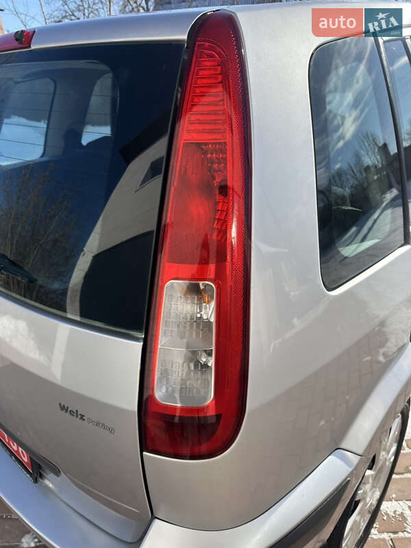 Хэтчбек Ford Fusion 2006 в Хороле