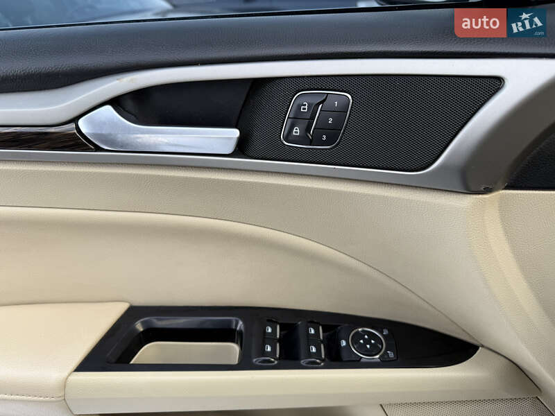 Седан Ford Fusion 2013 в Кременці