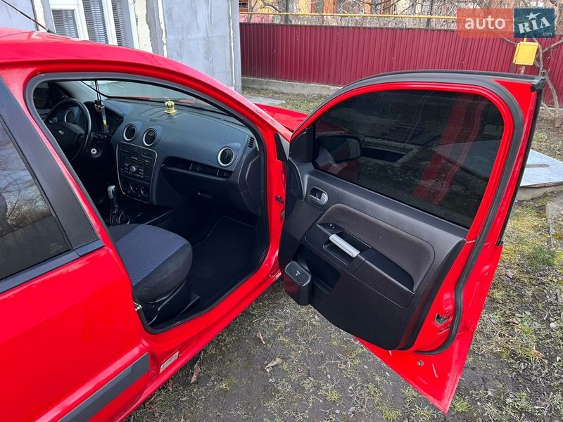 Хетчбек Ford Fusion 2006 в Чернівцях