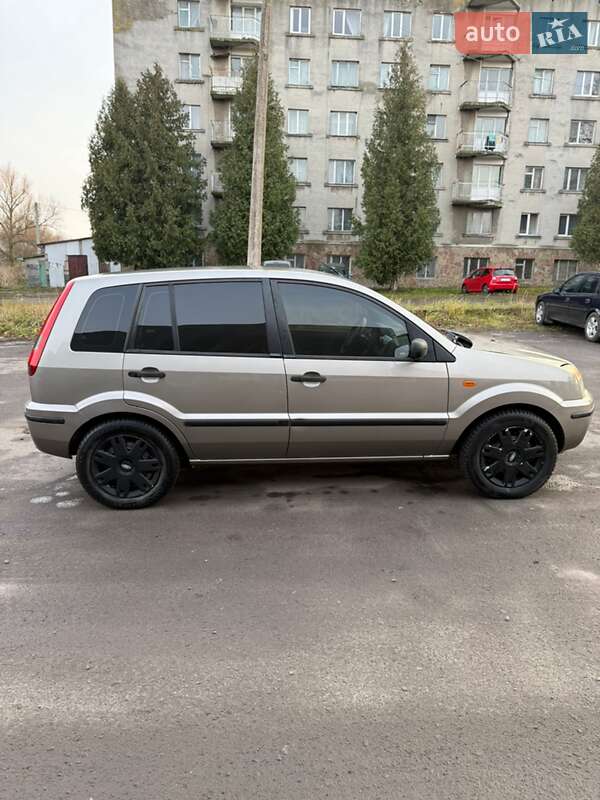 Хэтчбек Ford Fusion 2004 в Дубно