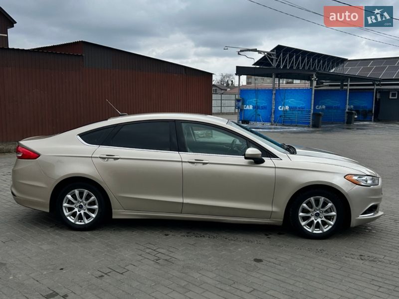 Седан Ford Fusion 2016 в Малині