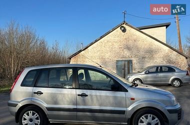 Хэтчбек Ford Fusion 2006 в Хороле