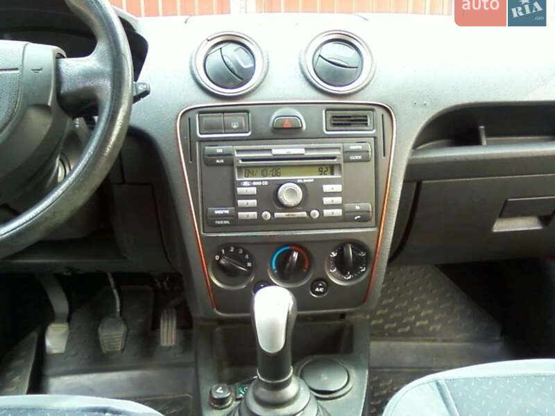 Хэтчбек Ford Fusion 2006 в Сваляве