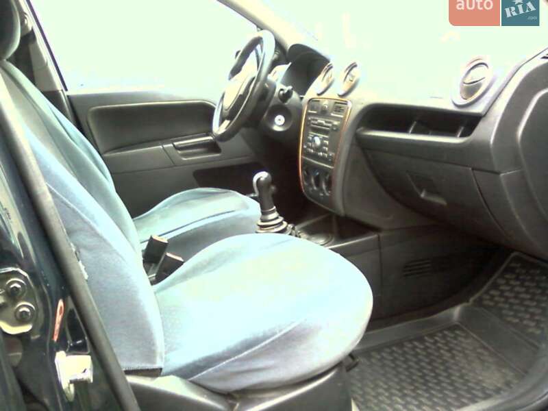 Хэтчбек Ford Fusion 2006 в Сваляве