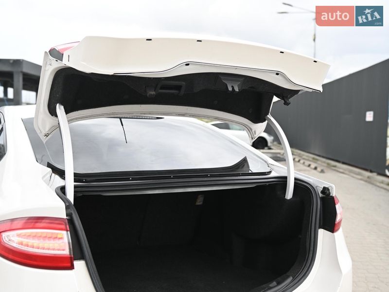 Седан Ford Fusion 2013 в Львові