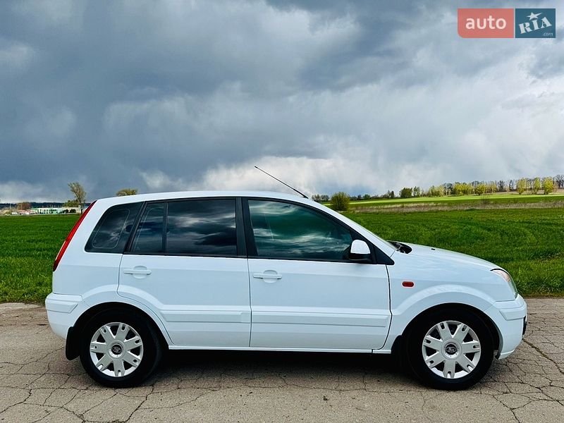 Хэтчбек Ford Fusion 2010 в Ромнах