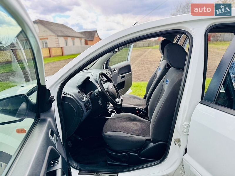 Хэтчбек Ford Fusion 2010 в Ромнах