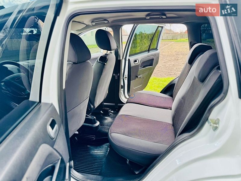 Хэтчбек Ford Fusion 2010 в Ромнах