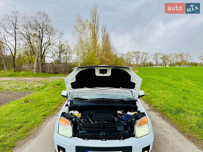 Хэтчбек Ford Fusion 2010 в Ромнах