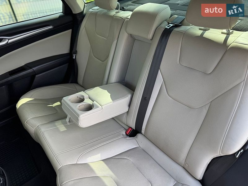 Седан Ford Fusion 2016 в Умані
