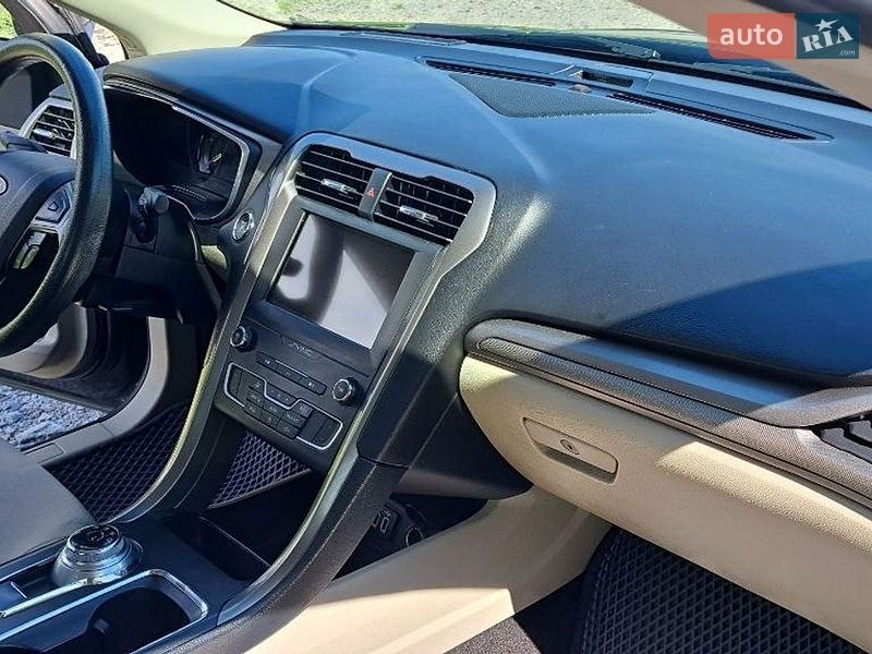 Седан Ford Fusion 2019 в Бучі