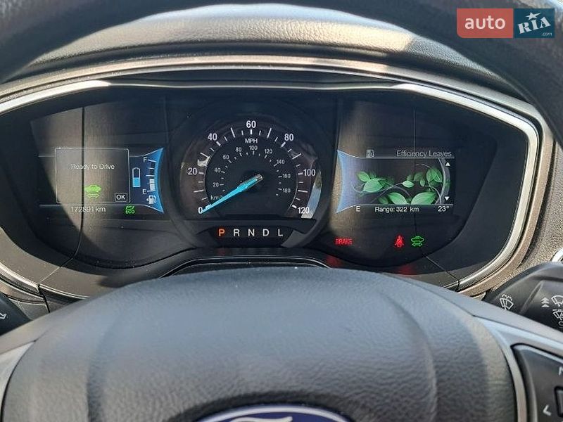 Седан Ford Fusion 2019 в Бучі