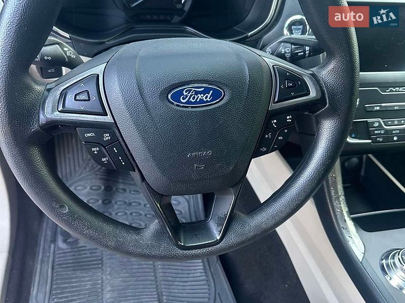 Седан Ford Fusion 2019 в Ужгороді