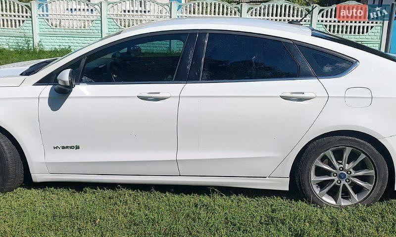 Седан Ford Fusion 2016 в Попельне