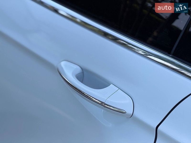 Седан Ford Fusion 2016 в Стрию