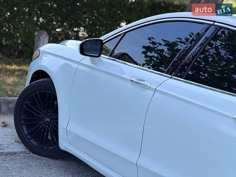 Седан Ford Fusion 2016 в Стрию