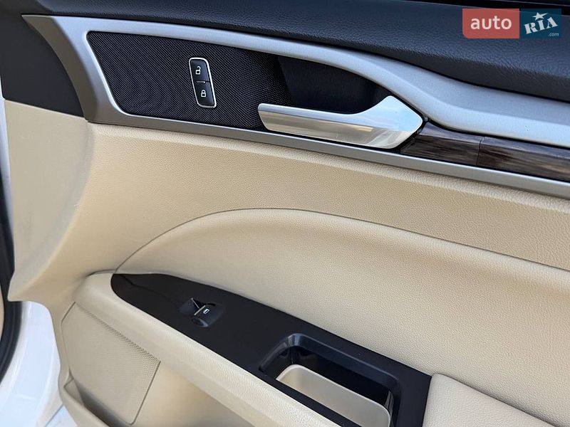 Седан Ford Fusion 2016 в Стрию