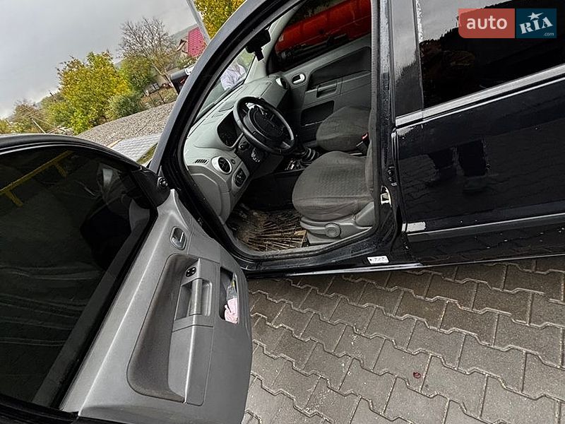 Хетчбек Ford Fusion 2002 в Голованівську