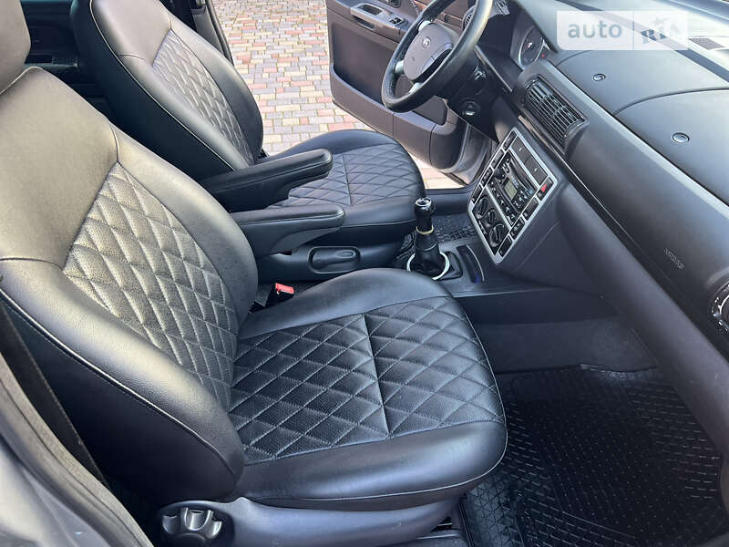Минивэн Ford Galaxy 2004 в Новоселице