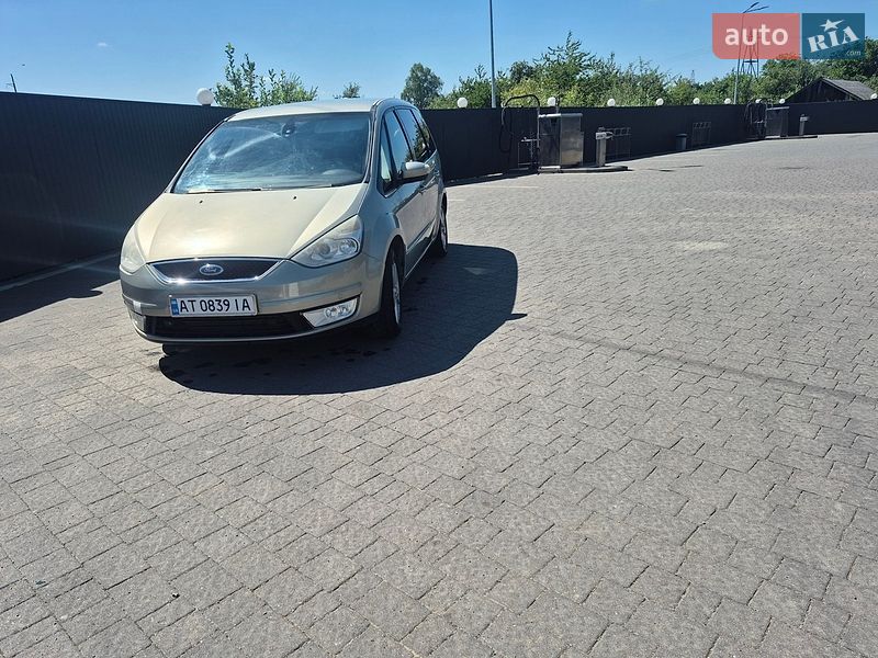 Минивэн Ford Galaxy 2009 в Долине