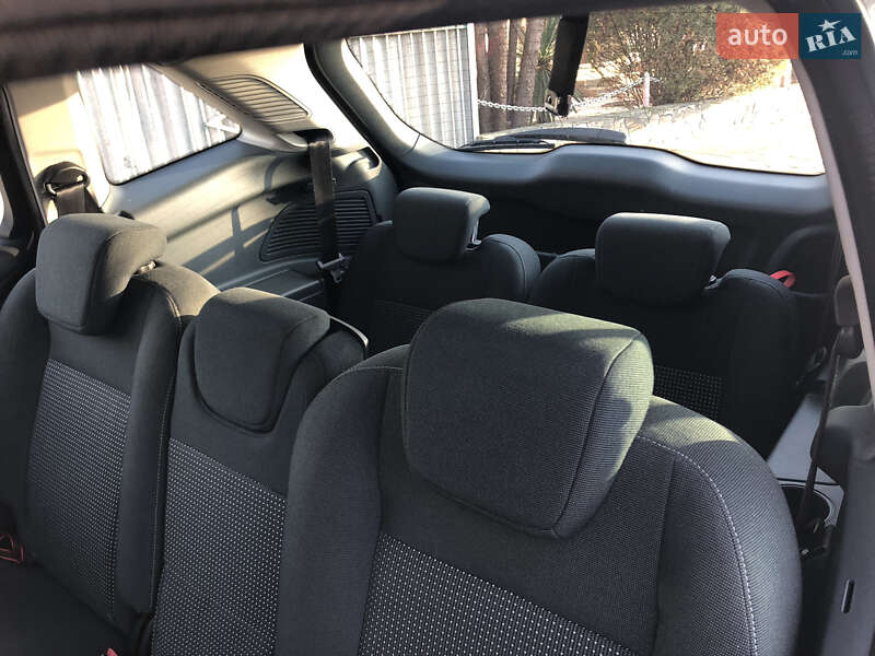 Минивэн Ford Grand C-Max 2010 в Мукачево