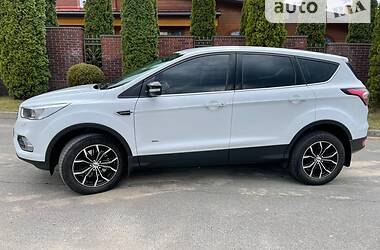Внедорожник / Кроссовер Ford Kuga 2017 в 
