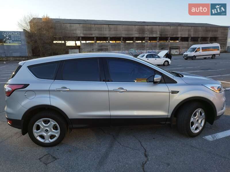 Внедорожник / Кроссовер Ford Kuga 2017 в Чутове