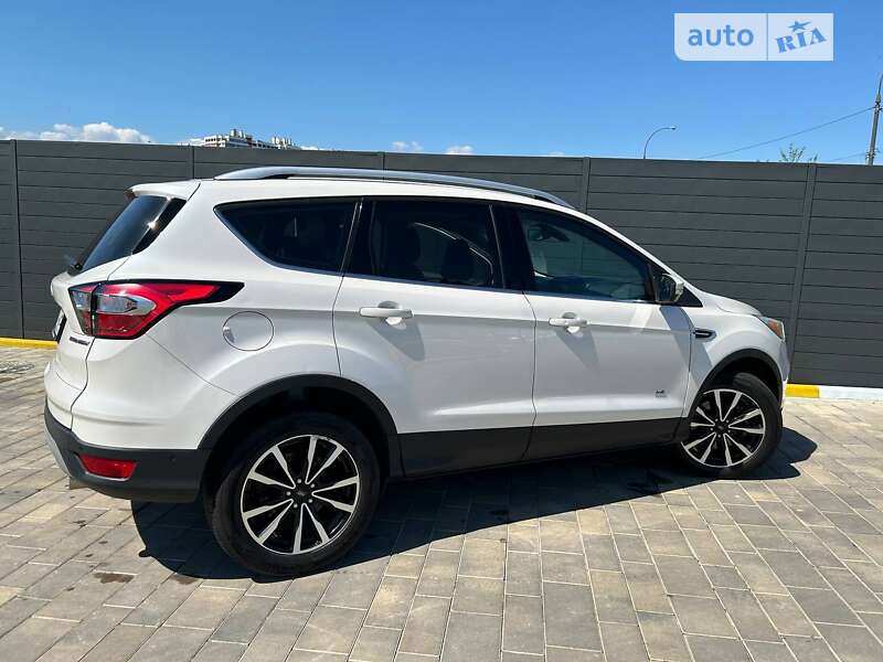 Внедорожник / Кроссовер Ford Kuga 2017 в Ирпене