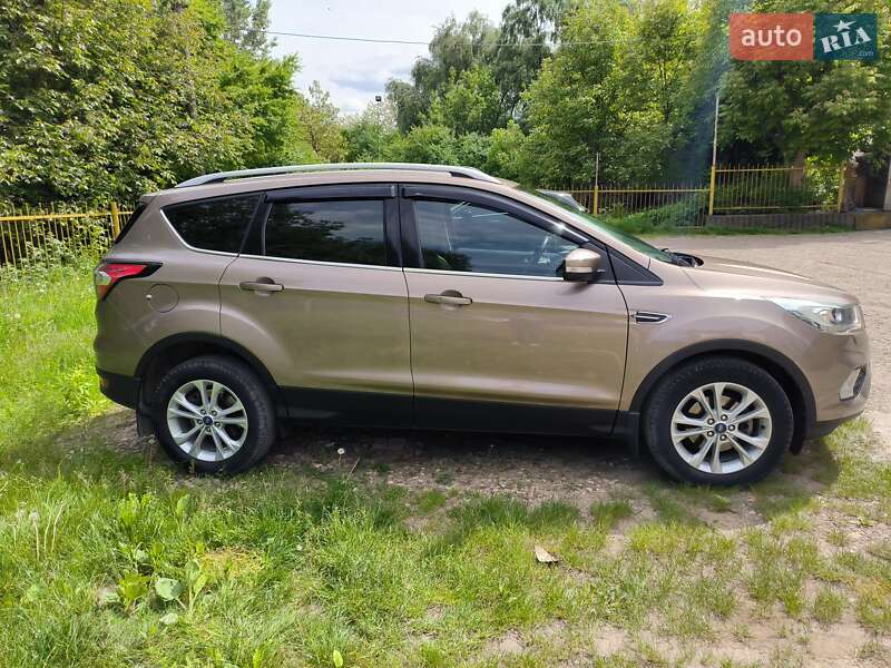 Позашляховик / Кросовер Ford Kuga 2019 в Чернівцях