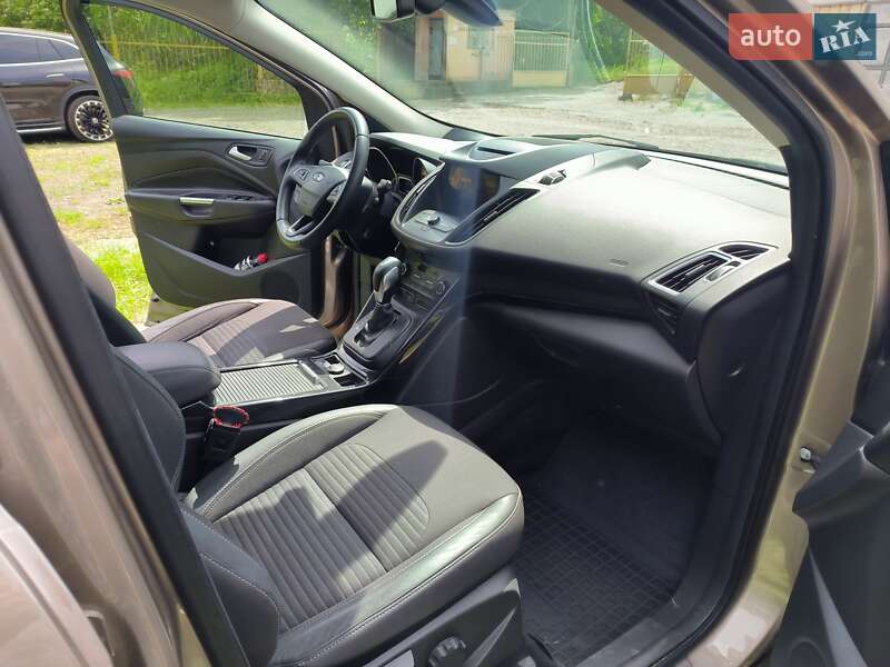 Позашляховик / Кросовер Ford Kuga 2019 в Чернівцях