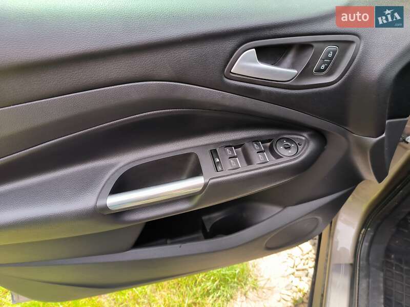 Позашляховик / Кросовер Ford Kuga 2019 в Чернівцях